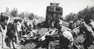 172408 Afbeelding van de berging van de resten van een vrachtwagen met kraan na een botsing met de electrische ...